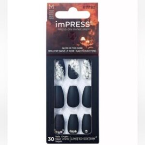 KISS imPRESS glow-in-the-dark press-on manicure nails “Wicked Awesome".